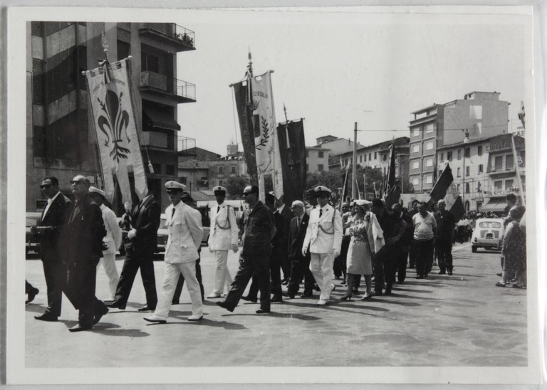 Poggibonsi, 18-19 luglio 1964, XX° anniversario della liberazione e conferimento ad Alcide Cervi della cittadinanza onoraria. Rappresentanze municipali sfilano al corteo lungo le vie della città
